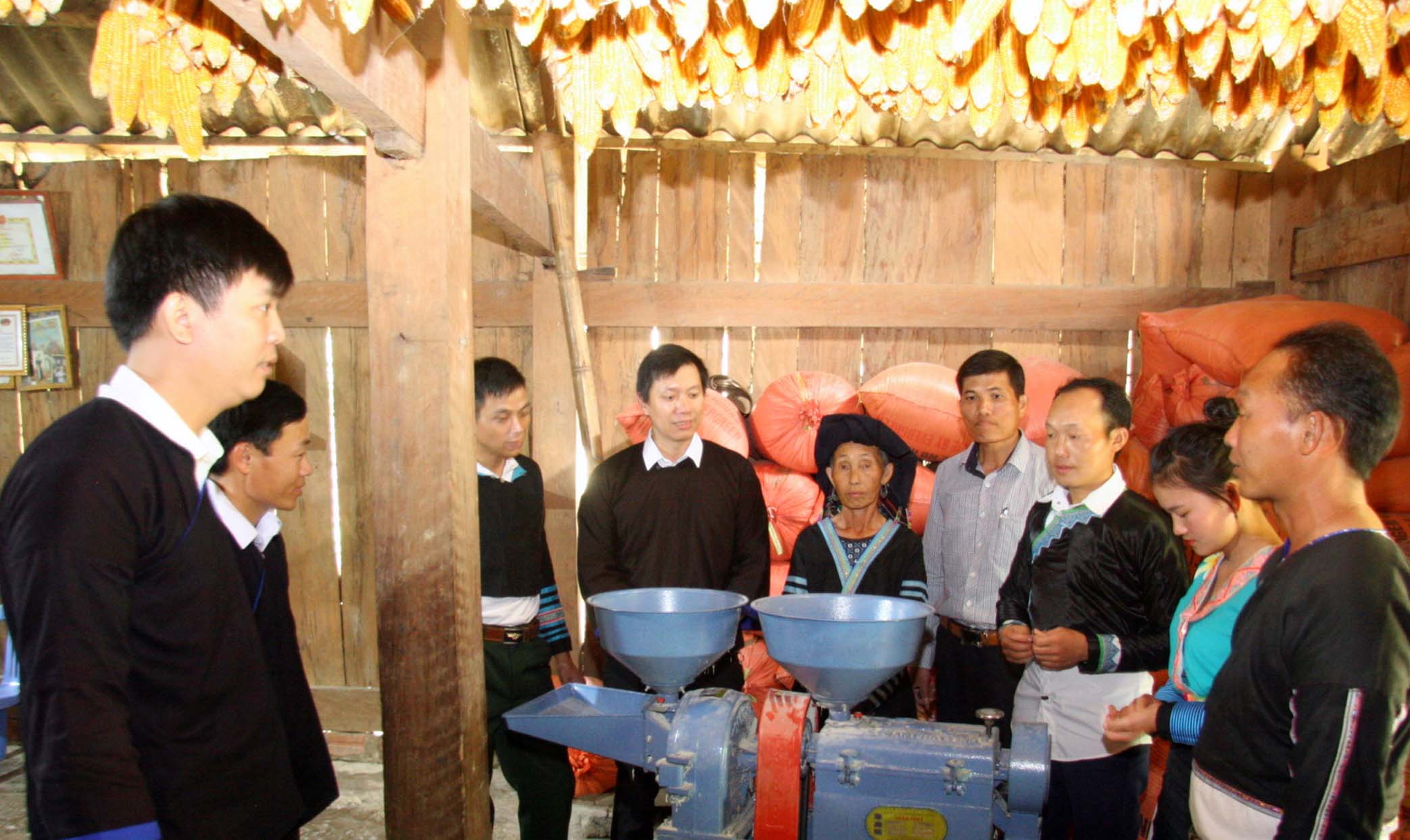 Cán bộ xã Pha Mu (huyện Than Uyên) tuyên truyền, vận động bà con dân tộc Mông bản Huổi Bắc đưa máy móc vào phục vụ sản xuất nông nghiệp.